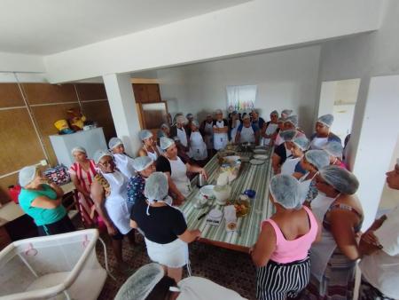 Cras Vila Sul realiza oficina de massa para bolos variados