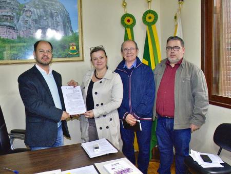 Contrato assinado para iniciar os serviços da UTI Móvel no município. 