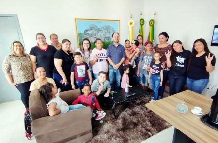 Grupo de crianças surdas de Caçapava do Sul visita Gabinete do Prefeito